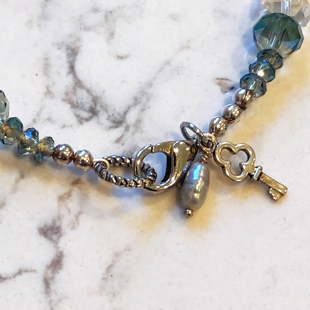 New 8 1/2 Inch Crystal Bracelet. - Picture 3 of 8